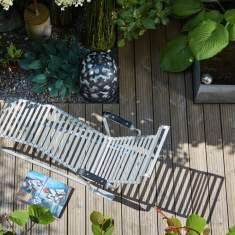 Embru Breuer Liege Liegestuhl auf einer begrünten Holzterrasse als Sitz- und Ruheplatz im Außenbereich