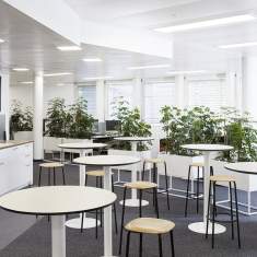 Embru eQ Rondo Sitz- und Stehtische – verschiedene Tischhöhen mit Hockern in einer offenen Cafeteria