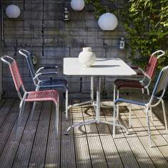 Embru Altorfer Gartenstühle mit und ohne Armlehnen – rund um einen Gartentisch auf einer begrünten Holzterrasse