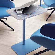 Skandiform Tinnef Laptop – Detail der gemusterten Tischplatte aus recyceltem Kunststoff mit Laptop und Trinkglas