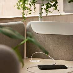 Skandiform Plantéa – Nahaufnahme eines Tischscreens mit Pflanzaufsatz, Tischanschluss und Smartphone auf der Arbeitsfläche