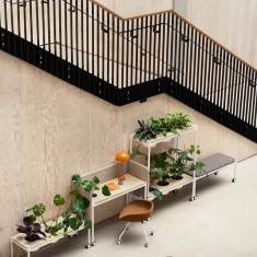 Skandiform Plantéa Pflanzmodule – als begrünte Raumgliederung mit mobilen Regal-, Bank- und Arbeitsmodulen in einer offenen Aufenthaltszone