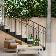 Skandiform Plantéa Pflanztisch – mobiles begrüntes Tischelement als niedrige Ablage in einer offenen Loungezone
