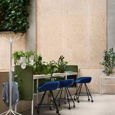 Skandiform Plantéa – begrünter Arbeitstisch mit Pflanzgefäßen und Abschirmung als kompakter Arbeitsplatz in einer offenen Raumzone