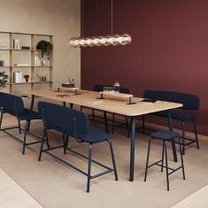 Materia Amis Sitzmöbel – Zweisitzer-Sofas und Barhocker an hohen Tischen in einem Besprechungs- und Projektraum