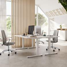 fm Büromöbel fouraction classic Schreibtischsystem als Arbeitsplatzgruppe in einem hellen Büro mit Bürodrehstühlen und Monitoren