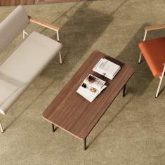 Nowy Styl Ozone Sofa in einer Sitzgruppe mit Loungesessel und niedrigem Couchtisch