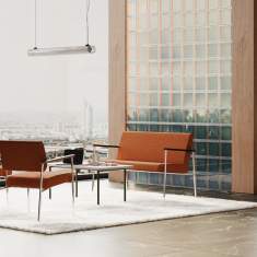 Nowy Styl Ozone Sofa in einem offenen Loungebereich mit Sesseln, Beistelltischen und großen Fensterflächen