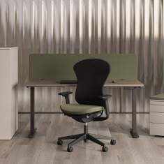 Nowy Styl K42 Orga Tower neben Schreibtisch mit K42 Rollcontainer im modernen Büro