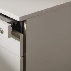 Detail des Nowy Styl K42 Rollcontainers mit geöffnetem oberen Auszug und integriertem Schloss