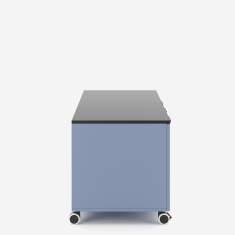Nowy Styl K42 Rollsideboard in Seitenansicht mit durchgehender Abdeckplatte und Rollenuntergestell