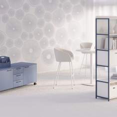 Nowy Styl K42 Rollsideboard als mobiler Stauraum in einer offenen Lounge- und Besprechungszone