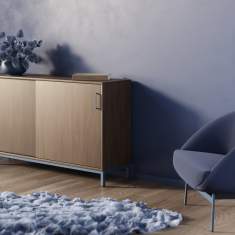 Nowy Styl K42 Schiebetürenschrank als niedriges Stauraummöbel in einer wohnlich eingerichteten Loungezone