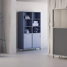 Nowy Styl K42 Rollladenschrank als Stauraummöbel in einer wohnlich gestalteten Loungezone