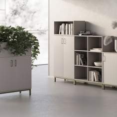 Nowy Styl K42 Rollladenschrank als Teil einer offenen Stauraumkombination mit Pflanzenelement im Innenraum