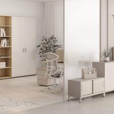 Nowy Styl K42 Rollladenschrank im Einsatz in einem hellen Büro mit kombinierter Stauraumwand