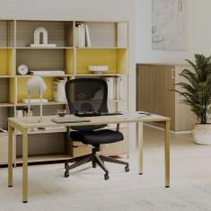 SOHOS by Nowy Styl Callis Bürodrehstuhl am Einzelarbeitsplatz vor einer offenen Regalwand