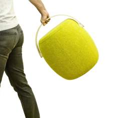 Offecct Carry On Hocker beim Transport durch integrierten Tragegriff