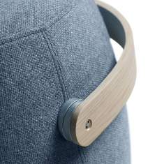 Detailaufnahme des Holzgriffs von Offecct Carry On mit Befestigung am Polsterhocker