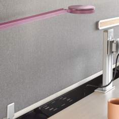 Detail eines Arbeitsplatzes mit akustischem Trennelement, Monitorarm und integrierter Beleuchtung zur Schallabsorption