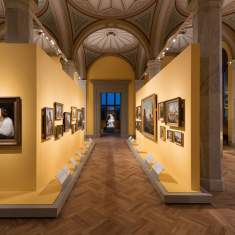Museumsraum mit Gemälden, ausgeleuchtet durch XAL PABLO Strahler für präzise Akzentbeleuchtung