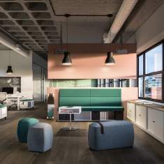 Assmann Büromöbel Syneo Part – modulare Loungezone mit gepolsterten Sitzelementen und Stauraummöbeln im offenen Büro