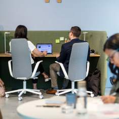 Haworth Nia Bürodrehstuhl im Arbeitsbereich mit Abschirmung als Sitzlösung für konzentriertes Arbeiten im Team