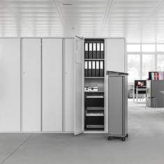 Lista Office LO One Flügeltürschrank im Einsatz im Großraumbüro als Stauraumsystem mit geöffnetem Zugriff auf Ordner und Materialien
