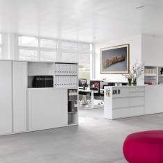 Lista Office LO One Flügeltürschrank im Einsatz im Büro als kombinierte Stauraumlösung mit integrierten Regalelementen