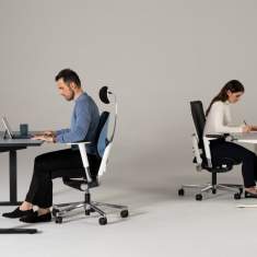 Nowy Styl eModel 2.0 Schreibtisch in einer ergonomischen Arbeitsumgebung