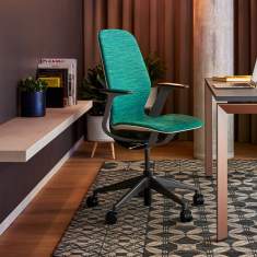 Steelcase SILQ Arbeitsstuhl in moderner Arbeitsumgebung