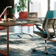 Steelcase Gesture Bürostuhl im modernen Arbeitsplatz mit Technologieeinsatz