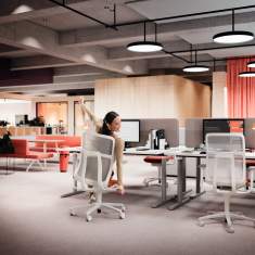 Wilkhahn AT Mesh Bürostuhl im modernen Büroarbeitsplatz