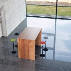 Girsberger Sway Stehsitz im Konferenzbereich mit Massivholztisch