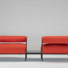 Offecct Lucy Sofamodule in linearer Anordnung mit integrierter Ablage und Leuchte