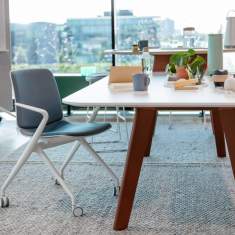 Besucherstuhl mit Rollen Besucherstühle Cafeteria Stuhl Konferenzstuhl blau Konferenzstühle Haworth Bowi