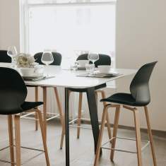 Haworth Maari Barhocker im kommunikativen Meetingbereich