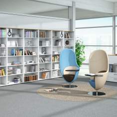 König + Neurath NET.WORK.PLACE LOUNGE-CHAIR im Einsatz in einer Bibliotheks- und Arbeitsumgebung für ruhige Einzelarbeit