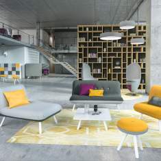 König + Neurath NET.WORK.PLACE LOUNGE-CHAIR als Rückzugs- und Sitzlösung in einer offenen Loungezone mit Sofalandschaft
