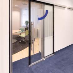 Trennwand Büro Raumteiler Akustikelemente Goldbach Kirchner Ganzglas-Schallschutz-Schiebetür