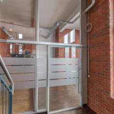 Trennwand Büro Raumteiler Akustikelemente Goldbach Kirchner Ganzglas-Schallschutz-Schiebetür
