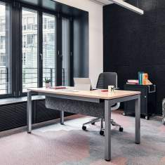 Ottima Portico Arbeitstisch von Steelcase im modernen Büro mit Tageslicht