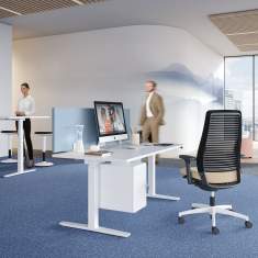König + Neurath TALO.YOU Tischsystem im Einsatz in einer modernen Bürofläche für Einzelarbeit und Teammeetings