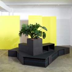 Kommunikationsplattform Modulare Büromöbelsysteme Akustik Sitzpodest schwarz Ausstellungsfläche Werner Works stepup