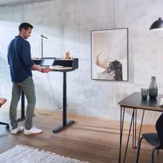 Höhenverstellbarer Schreibtisch elektrisch ergonomische Schreibtische Home Office Sedus se:desk home
Schublade optional
Sichtschutz mit integrierter Ablageplatte
Tischplatte mit abgerundete Ecken