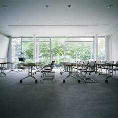 Flexible Konferenzraumausstattung mit Falttischen Wilkhahn Confair
