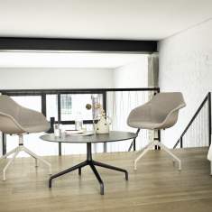 Wilkhahn Yonda Stühle mit Polsterauflage im Lounge- und Meetingbereich, nachhaltiges Schalenstuhlprogramm, moderne Raumgestaltung
