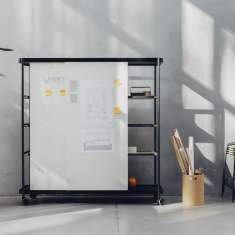 Detailansicht des boards Regals von Brunner mit funktionalem Zubehör