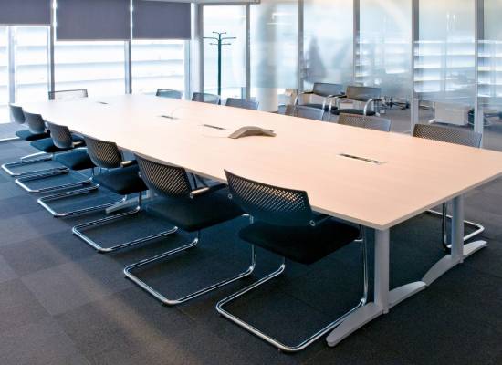 Bayer Brüssel – Konferenztisch mit T-Fuß