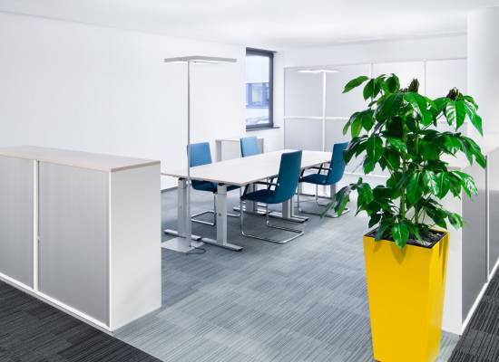BKK Deutsche Bank Düsseldorf – Konferenztisch mit T-Fuß